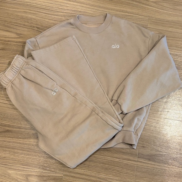 ALO Yoga Accolade Crew and Sweats in Taupe - Picture 2 of 4